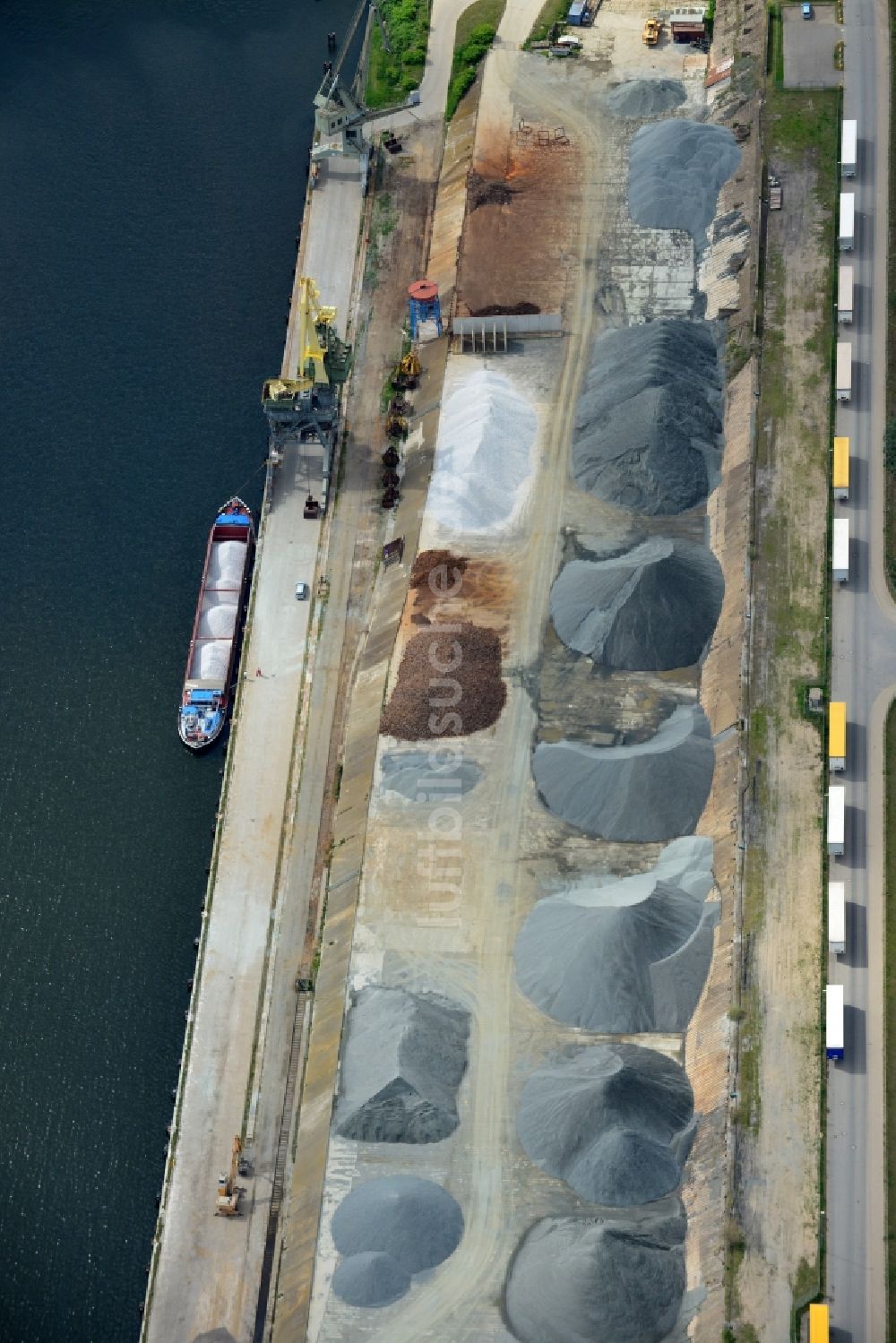 Luftbild Lübeck - Schüttgutverladung an den Schiffs- Anlegestellen am Binnenhafen in Lübeck im Bundesland Schleswig-Holstein