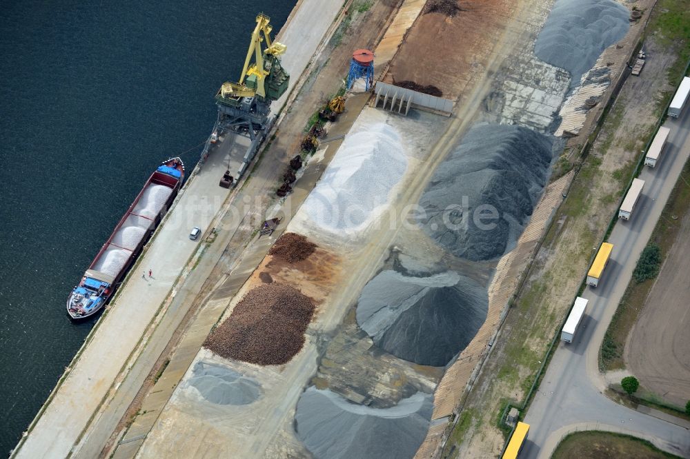 Luftaufnahme Lübeck - Schüttgutverladung an den Schiffs- Anlegestellen am Binnenhafen in Lübeck im Bundesland Schleswig-Holstein