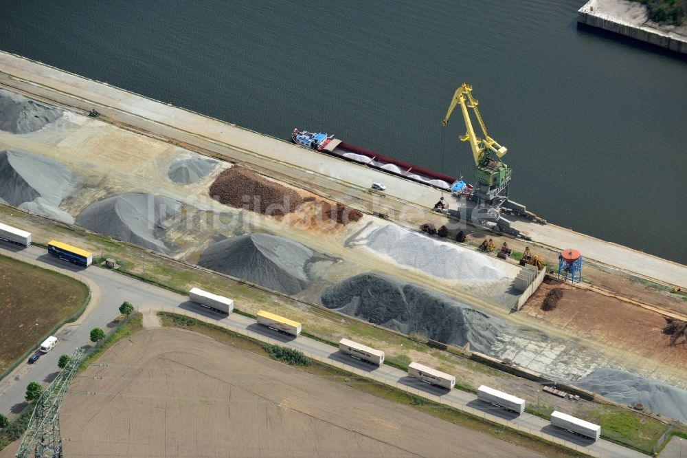 Lübeck von oben - Schüttgutverladung an den Schiffs- Anlegestellen am Binnenhafen in Lübeck im Bundesland Schleswig-Holstein