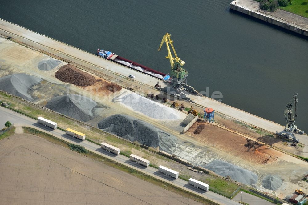 Lübeck aus der Vogelperspektive: Schüttgutverladung an den Schiffs- Anlegestellen am Binnenhafen in Lübeck im Bundesland Schleswig-Holstein