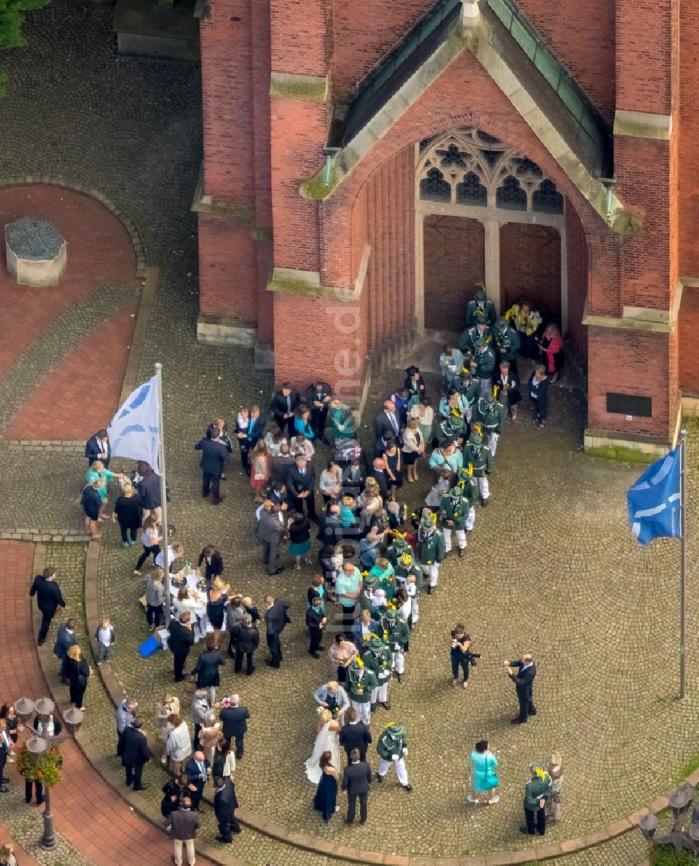 Luftbild Haltern am See - Schützenhochzeit vor dem Kirchengebäude der katholischen St. Sixtus Kirche am Marktplatz in Haltern am See im Bundesland Nordrhein-Westfalen