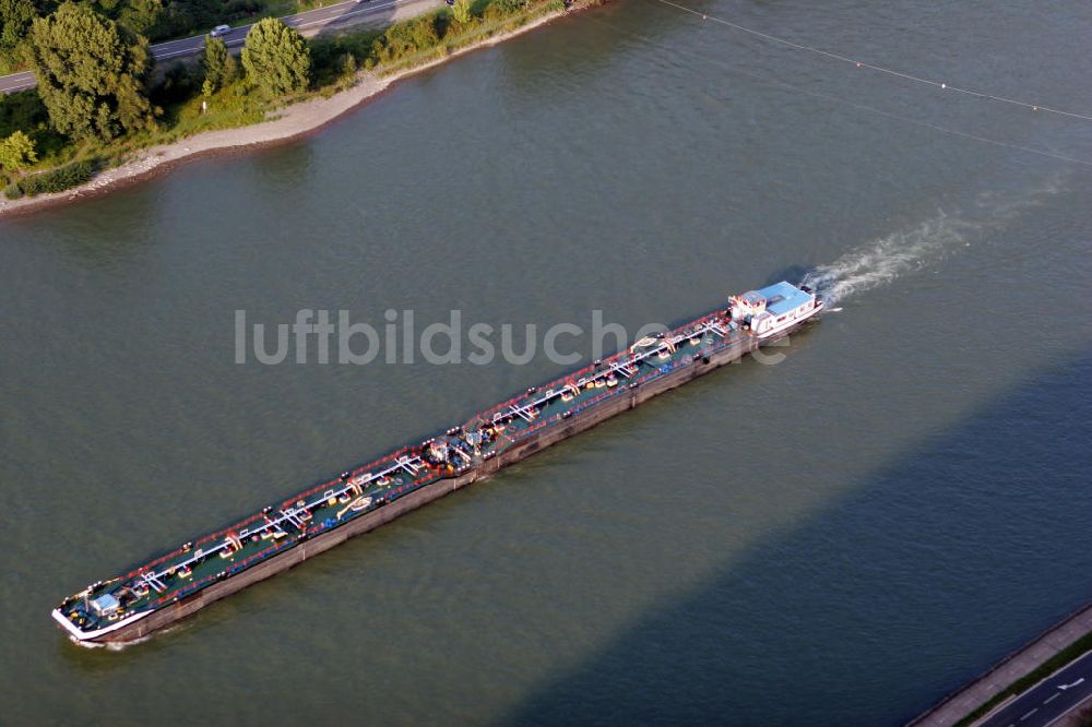 Fellen aus der Vogelperspektive: Schubschiff bei Fellen auf dem Rhein