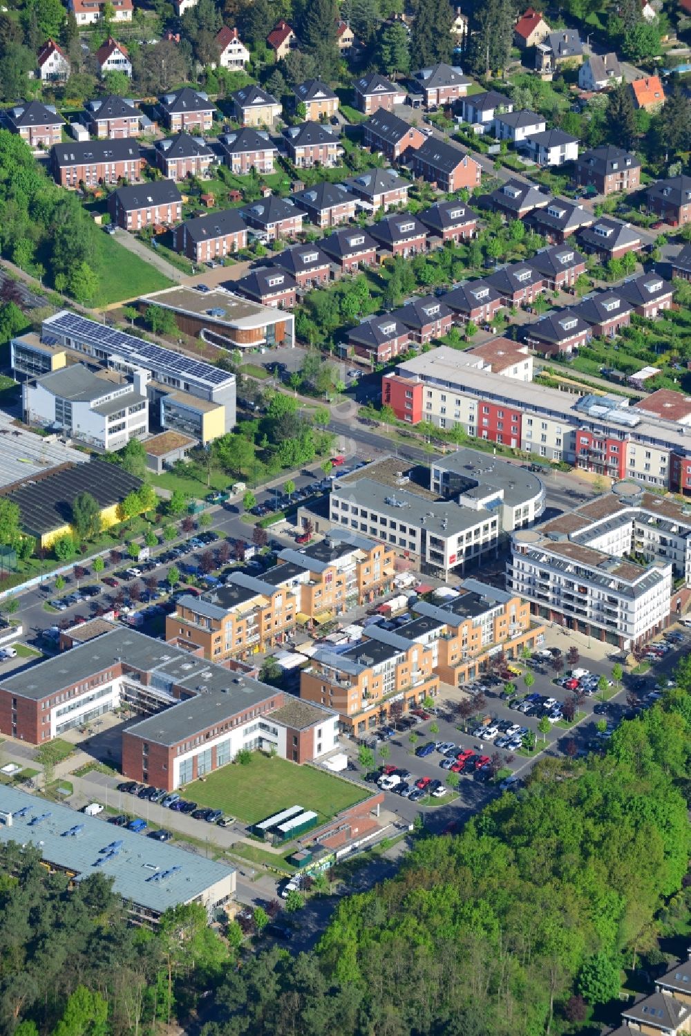 Luftaufnahme Kleinmachnow - Schule, Wohnhäuser und Einkaufsmöglichkeiten am Rathaus-Markt in Kleinmachnow im Bundesland Brandenburg