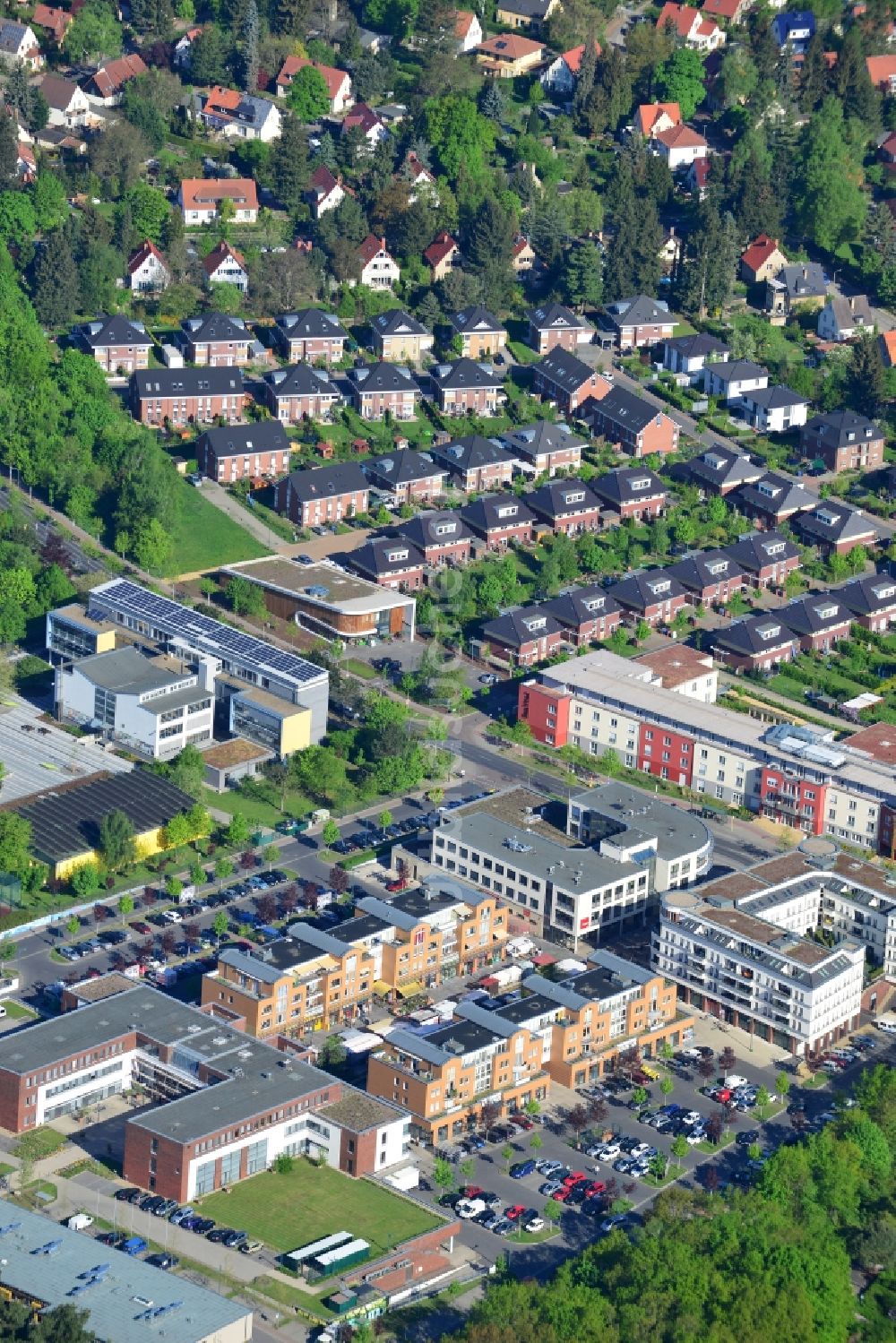 Kleinmachnow von oben - Schule, Wohnhäuser und Einkaufsmöglichkeiten am Rathaus-Markt in Kleinmachnow im Bundesland Brandenburg