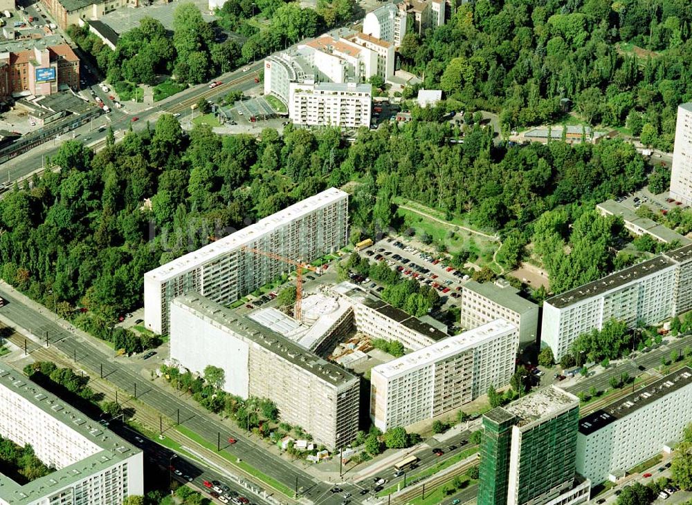 Luftbild Berlin - Schulerweiterungsbau im Wohngebiet an der Mollstraße in Berlin - Mitte.