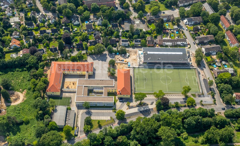 Luftbild Duisburg Schulgebäude, Sporthalle und Sportplatz der St