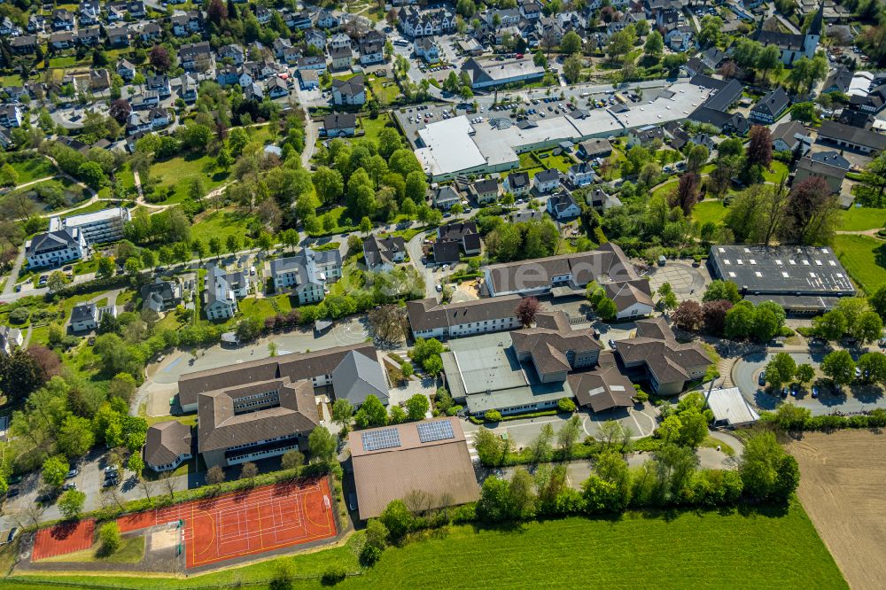 Eslohe (Sauerland) von oben - Schulgebaude der Christine-Koch-Hauptschule Eslohe , der Realschule Eslohe und der Brüder-Grimm-Schule in Eslohe (Sauerland) im Bundesland Nordrhein-Westfalen, Deutschland