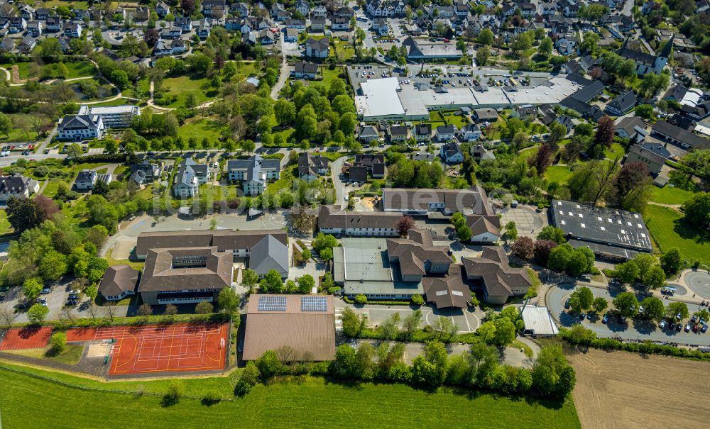 Eslohe (Sauerland) aus der Vogelperspektive: Schulgebaude der Christine-Koch-Hauptschule Eslohe , der Realschule Eslohe und der Brüder-Grimm-Schule in Eslohe (Sauerland) im Bundesland Nordrhein-Westfalen, Deutschland