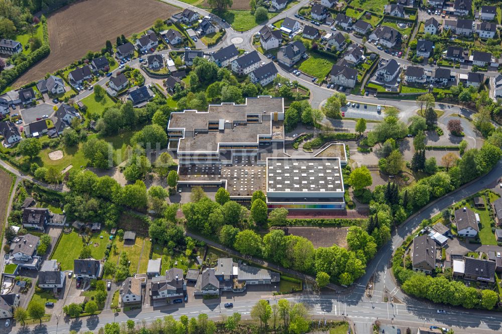 Luftaufnahme Borghausen - Schulgebaude Franz Hoffmeister Schulzentrum Bestwig in Borghausen im Bundesland Nordrhein-Westfalen, Deutschland