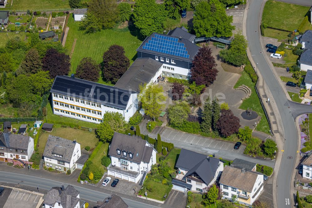 Nuttlar von oben - Schulgebaude der Grundschule in Nuttlar im Bundesland Nordrhein-Westfalen, Deutschland