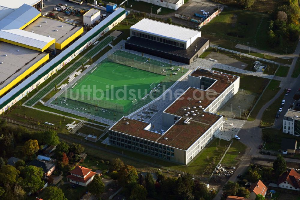 Berlin von oben - Schulgebaude Integrierte Sekundarschule Mahlsdorf im Ortsteil Mahlsdorf in Berlin, Deutschland