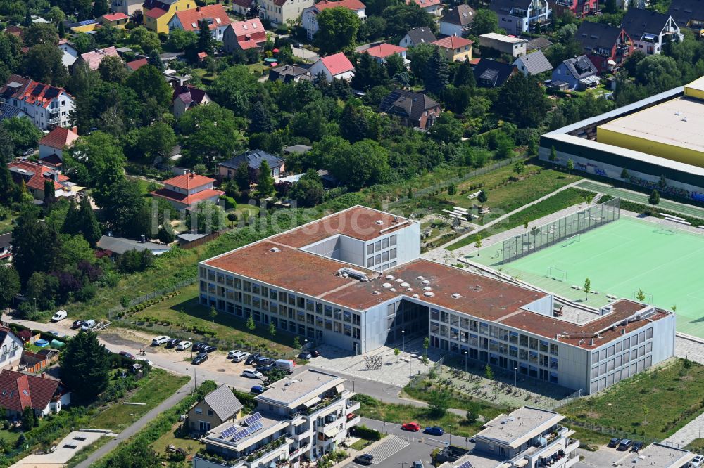 Berlin von oben - Schulgebaude Integrierte Sekundarschule Mahlsdorf im Ortsteil Mahlsdorf in Berlin, Deutschland