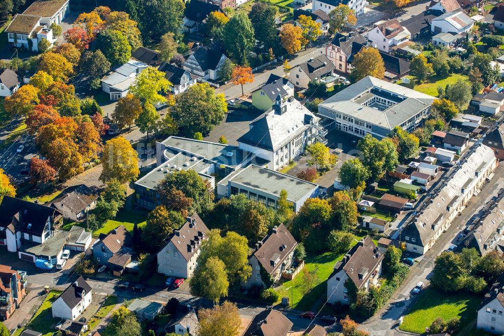 Luftaufnahme Kreuztal - Schulgebäude der Adolf-Wurmbach-Grundschule in Kreuztal im Bundesland Nordrhein-Westfalen