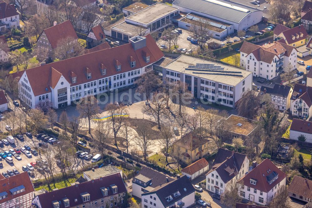 Soest von oben - Schulgebäude Aldegrever-Gymnasium in Soest im Bundesland Nordrhein-Westfalen, Deutschland