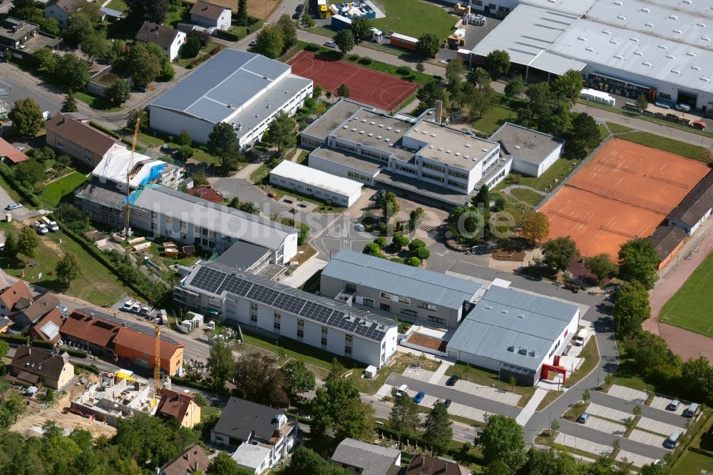 Krautheim aus der Vogelperspektive: Schulgebäude der Andreas-Fröhlich-Schule an der Götzstraße und dem Bildungszentrum Hohenlohe-Franken Grund- und Werkrealschule Krautheim am Gustav-Meyer-Zentrum in Krautheim im Bundesland Baden-Württemberg, Deutschland