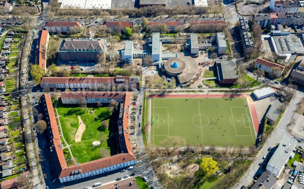 Dortmund von oben - Schulgebäude der Anne-Frank-Gesamtschule in Dortmund im Bundesland Nordrhein-Westfalen, Deutschland