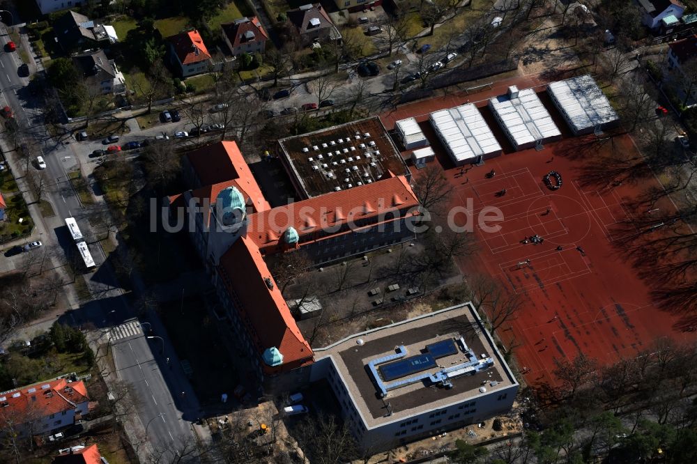 Luftaufnahme Berlin - Schulgebäude der Arndt-Gymnasium Dahlem an der Königin-Luise-Straße im Ortsteil Dahlem in Berlin