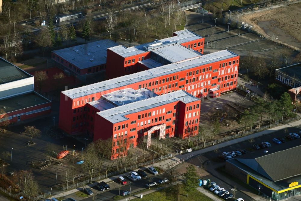 Schwerin von oben - Schulgebäude der Astrid Lindgren Grundschule in Schwerin im Bundesland Mecklenburg-Vorpommern, Deutschland