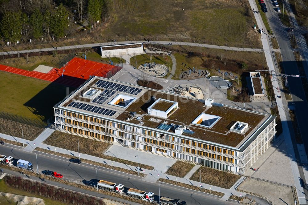 München von oben - Schulgebäude an der Aubinger Allee - Höhrweg in München im Bundesland Bayern, Deutschland