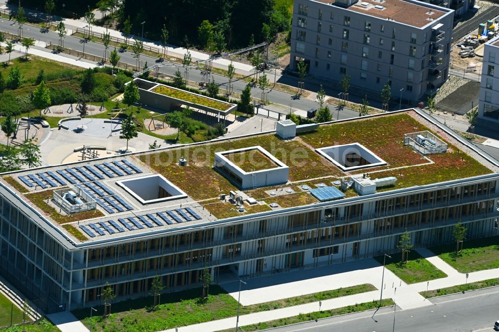 München von oben - Schulgebäude an der Aubinger Allee - Höhrweg in München im Bundesland Bayern, Deutschland