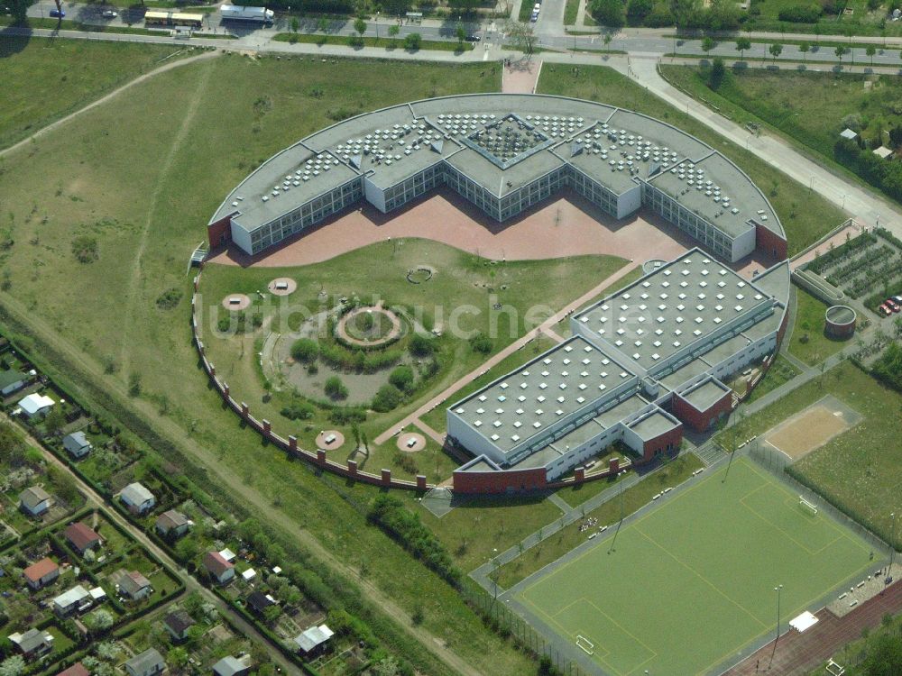 Luftbild Berlin - Schulgebäude der Barnim-Oberschule in Berlin