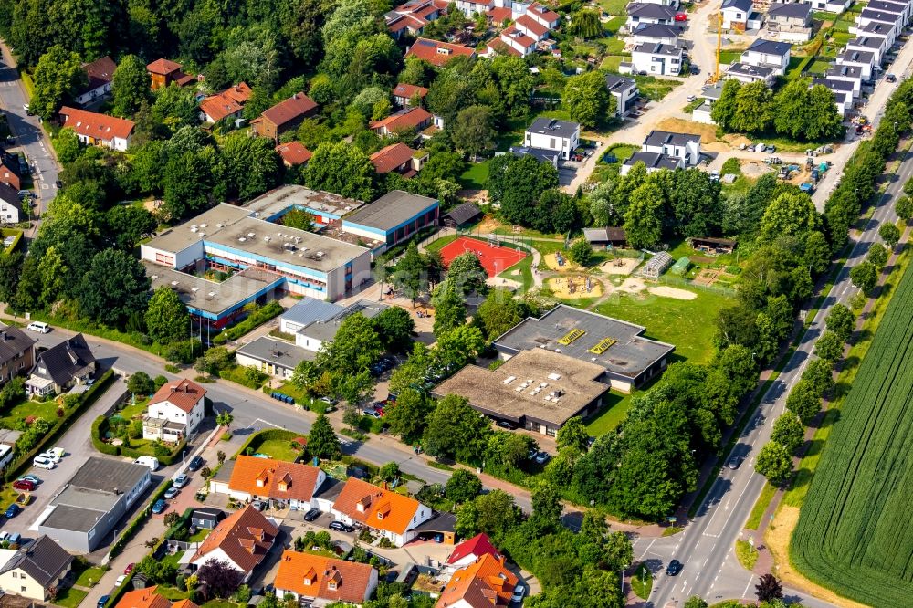 Soest von oben - Schulgebäude der Bodelschwinghschule und der Jacob-Grimm-Schule in Soest im Bundesland Nordrhein-Westfalen, Deutschland