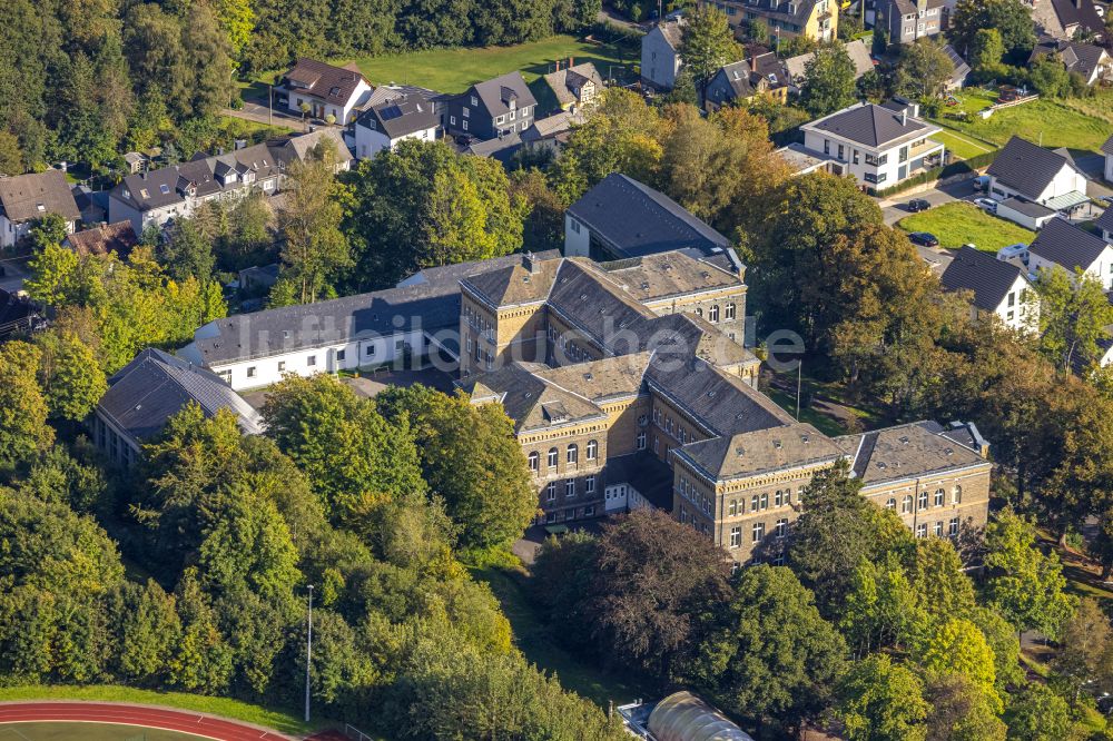 Luftaufnahme Hilchenbach - Schulgebäude der Carl-Kraemer-Realschule in Hilchenbach im Bundesland Nordrhein-Westfalen, Deutschland