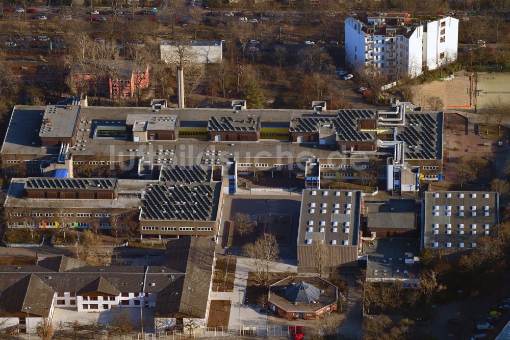 Luftaufnahme Berlin - Schulgebäude der Carl-von-Ossietzky-Schule im Ortsteil Kreuzberg in Berlin, Deutschland