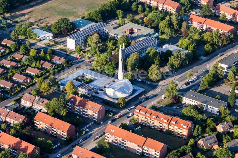 Lüneburg von oben - Schulgebäude der Christianischule - Oberschule am Kreideberg und Kirchengebäude der Ev.-Luth. Paulus Gemeinde in Lüneburg im Bundesland Niedersachsen, Deutschland