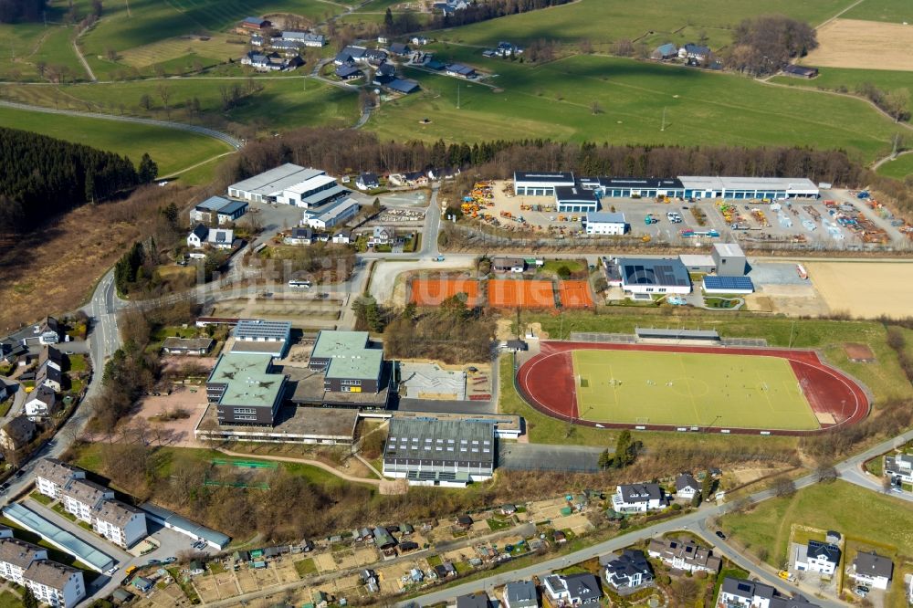 Schmallenberg von oben - Schulgebäude der Christine-Koch-Schule in Schmallenberg im Bundesland Nordrhein-Westfalen, Deutschland