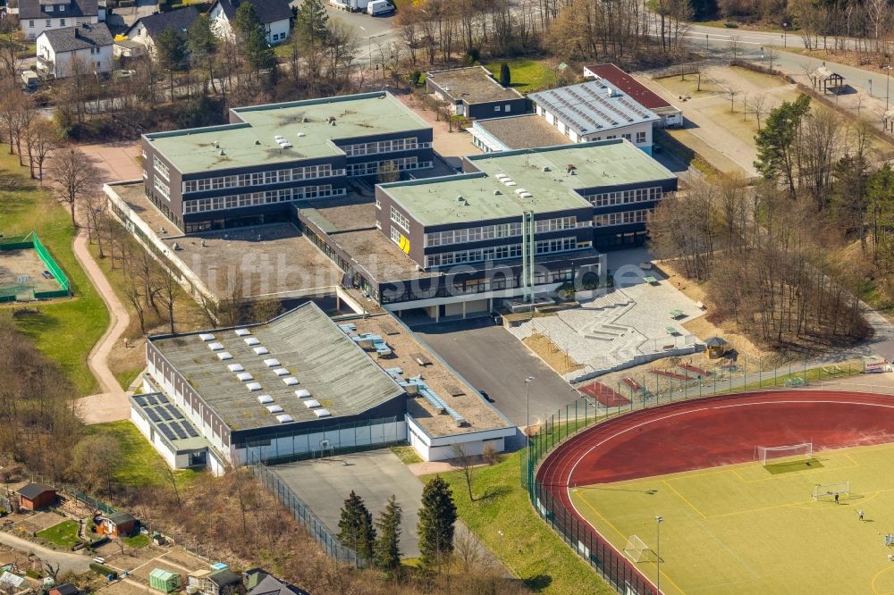 Luftaufnahme Schmallenberg - Schulgebäude der Christine-Koch-Schule in Schmallenberg im Bundesland Nordrhein-Westfalen, Deutschland