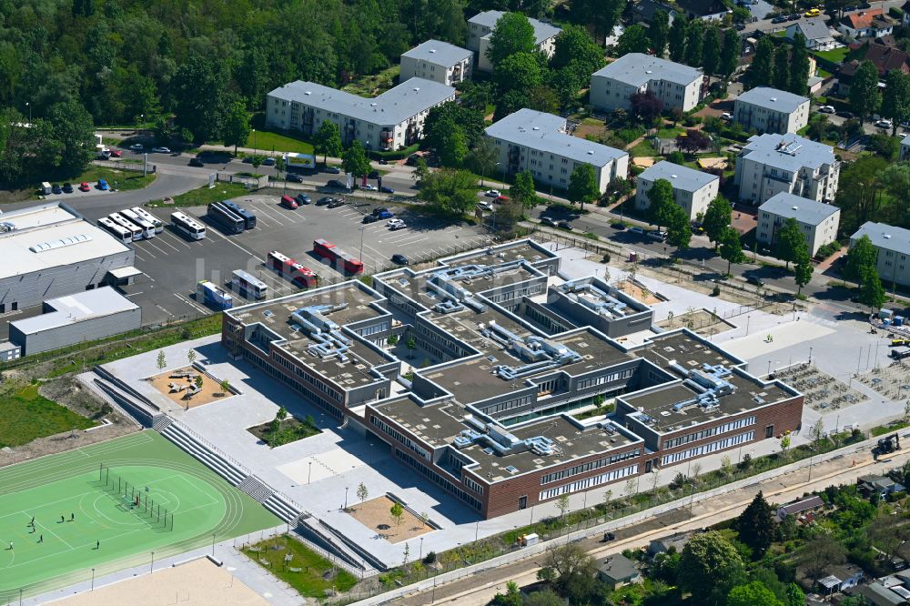 Berlin aus der Vogelperspektive: Schulgebäude Clay-Oberschule im Stadtteil Rudow in Berlin, Deutschland