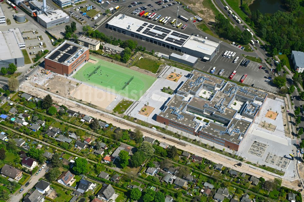 Luftbild Berlin - Schulgebäude Clay-Oberschule im Stadtteil Rudow in Berlin, Deutschland