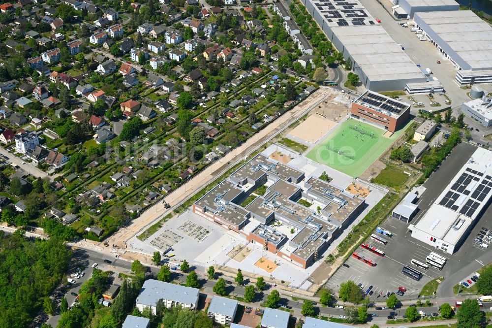 Berlin aus der Vogelperspektive: Schulgebäude Clay-Oberschule im Stadtteil Rudow in Berlin, Deutschland