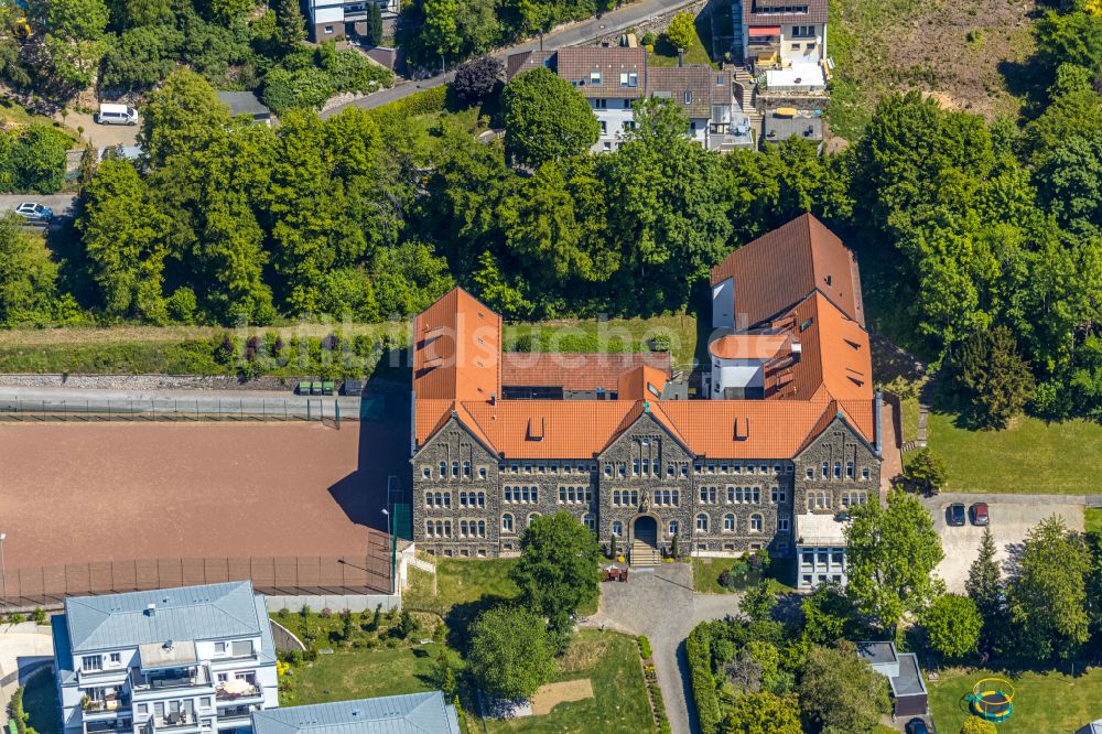 Attendorn aus der Vogelperspektive: Schulgebäude des Collegium Bernardinum des Erzbischöfliches Internat für Jungen in Attendorn im Bundesland Nordrhein-Westfalen, Deutschland