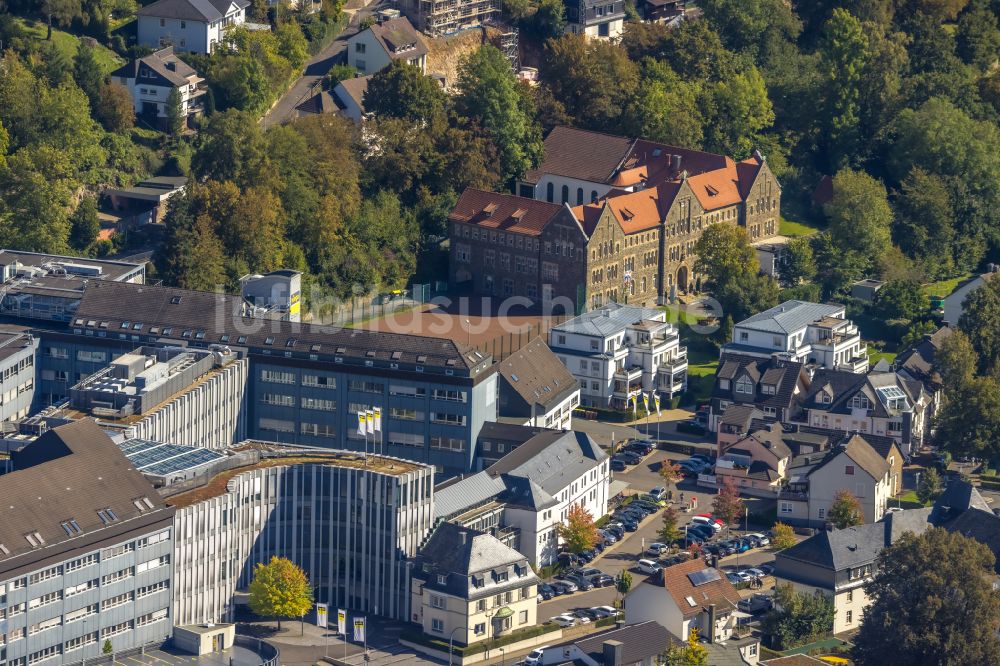 Luftaufnahme Attendorn - Schulgebäude des Collegium Bernardinum des Erzbischöfliches Internat für Jungen in Attendorn im Bundesland Nordrhein-Westfalen, Deutschland