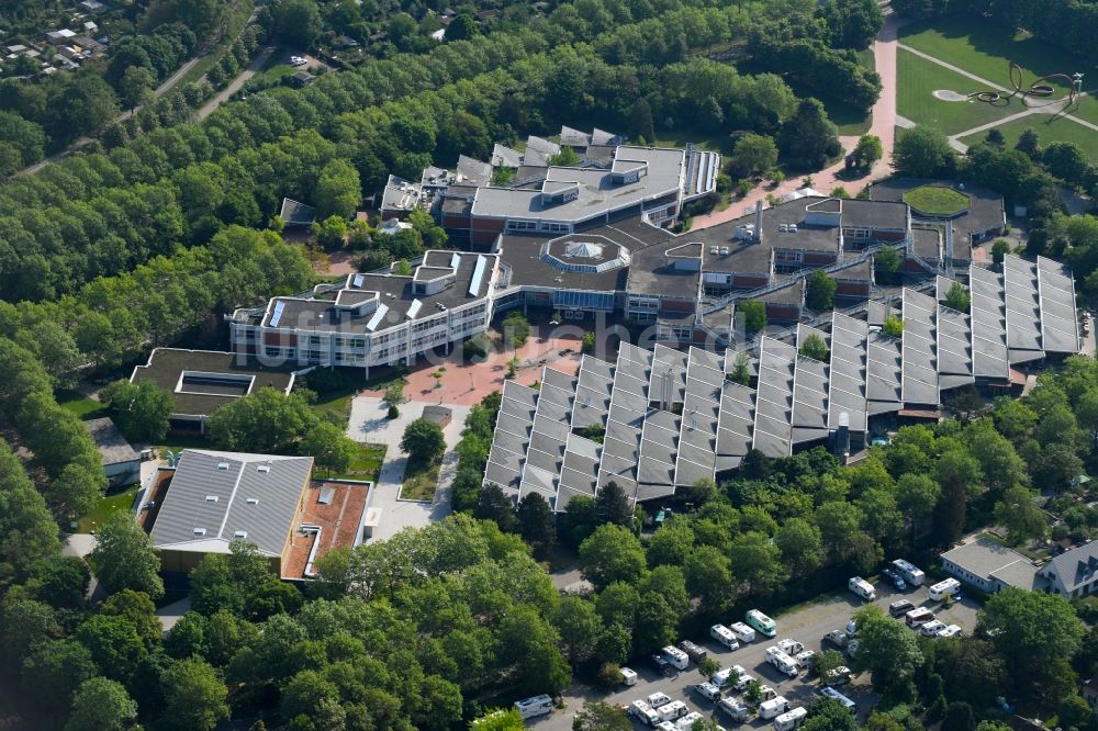 Luftaufnahme Freiburg im Breisgau - Schulgebäude der Edith-Stein-Schule, Friedrich Weinbrenner Gewerbeschule und der Gertrud-Luckner-Gewerbeschule in Freiburg im Breisgau im Bundesland Baden-Württemberg, Deutschland