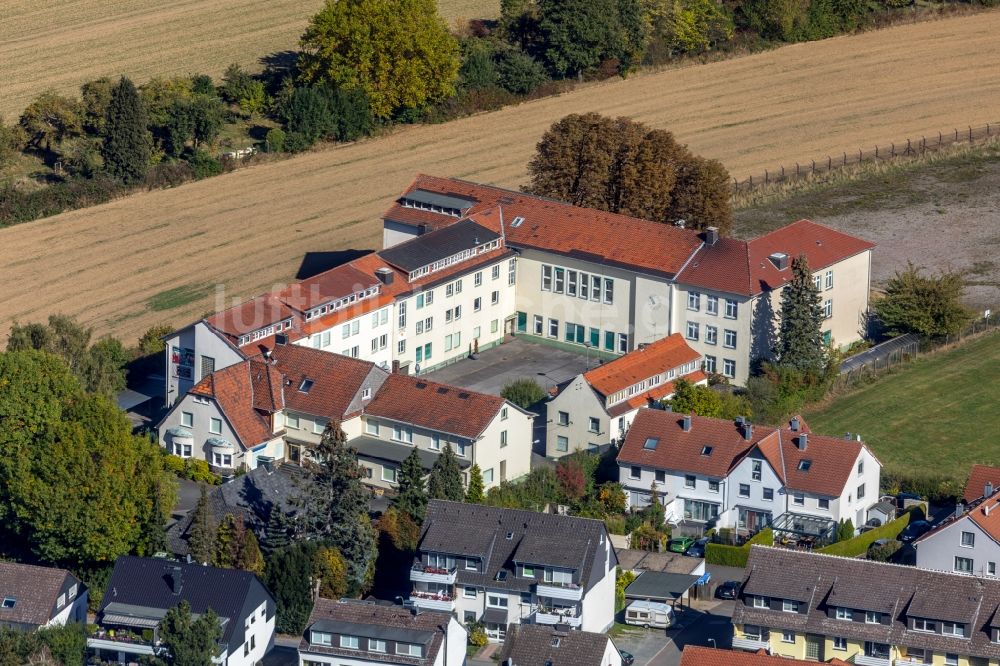 Garenfeld aus der Vogelperspektive: Schulgebäude des ehemaligen Gymnasiums Garenfeld der Dr. Hermann und Katharina Hille Stiftung in Garenfeld im Bundesland Nordrhein-Westfalen, Deutschland