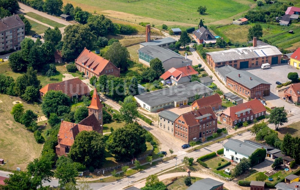 Luftbild Gielow - Schulgebäude der ehemaligen Hauptschule in Gielow im Bundesland Mecklenburg-Vorpommern