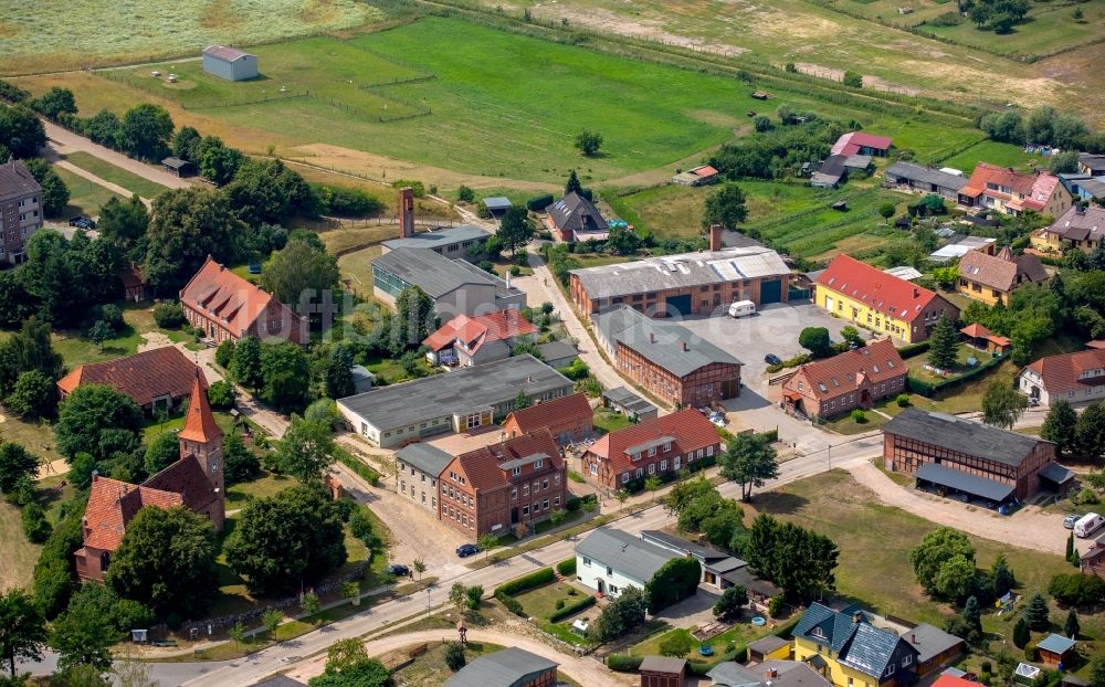 Luftaufnahme Gielow - Schulgebäude der ehemaligen Hauptschule in Gielow im Bundesland Mecklenburg-Vorpommern