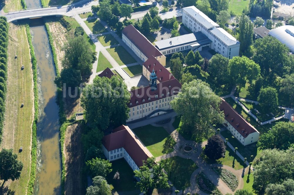 Elsterwerda aus der Vogelperspektive: Schulgebäude des Elsterschloss - Gymnasium in Elsterwerda im Bundesland Brandenburg, Deutschland