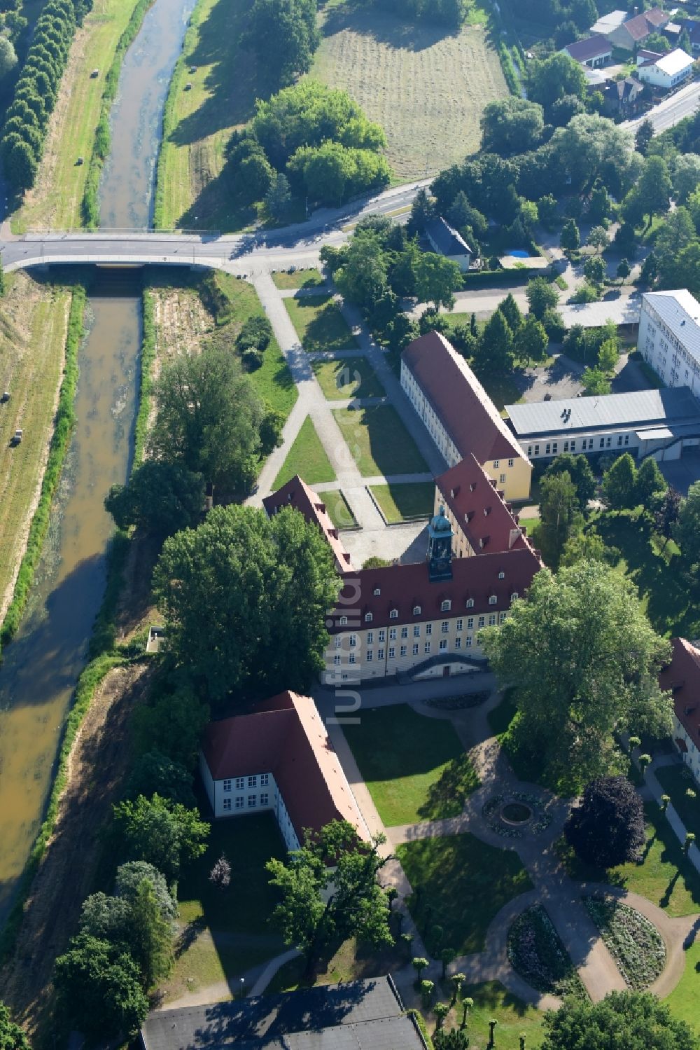 Luftbild Elsterwerda - Schulgebäude des Elsterschloss - Gymnasium in Elsterwerda im Bundesland Brandenburg, Deutschland