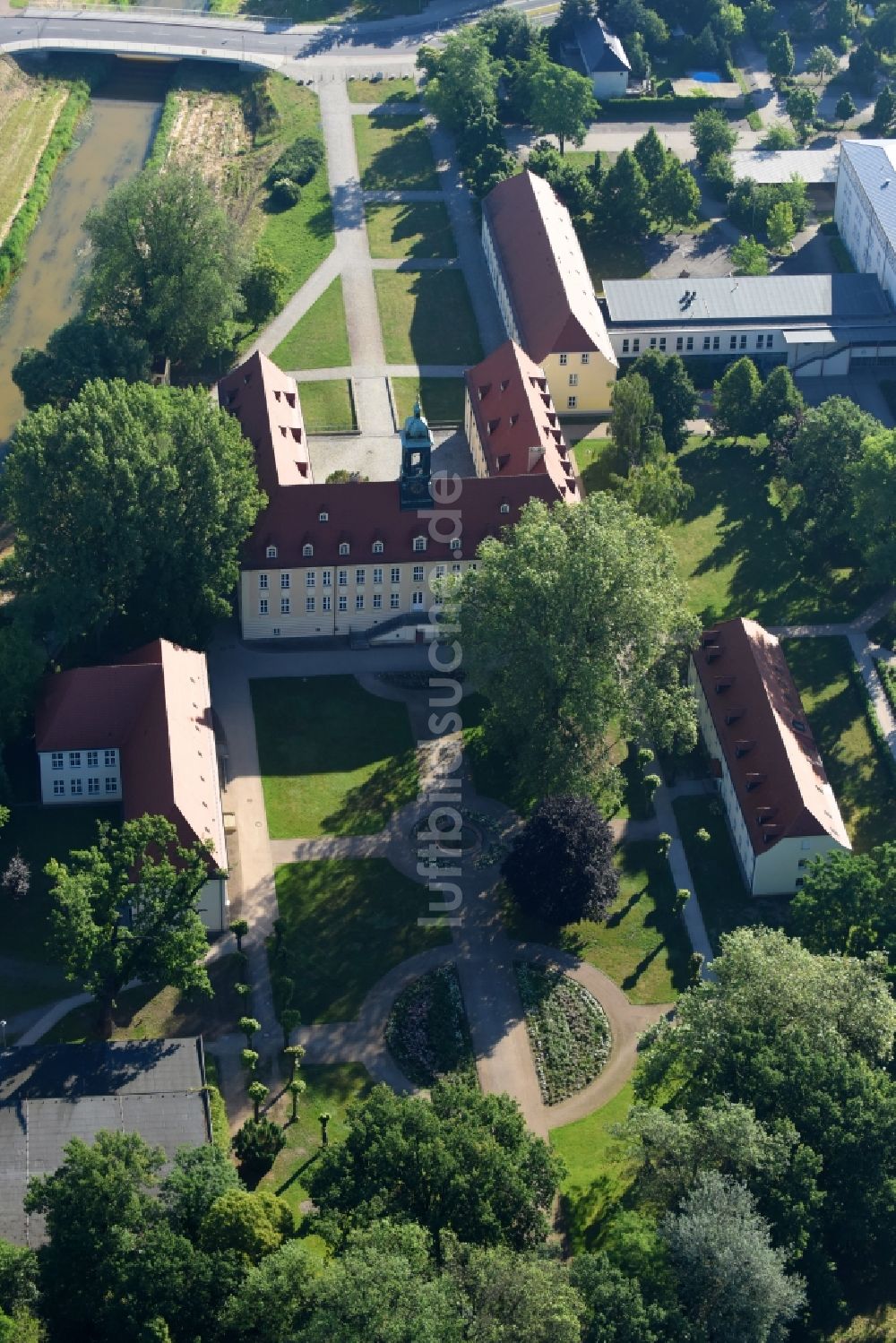 Luftaufnahme Elsterwerda - Schulgebäude des Elsterschloss - Gymnasium in Elsterwerda im Bundesland Brandenburg, Deutschland