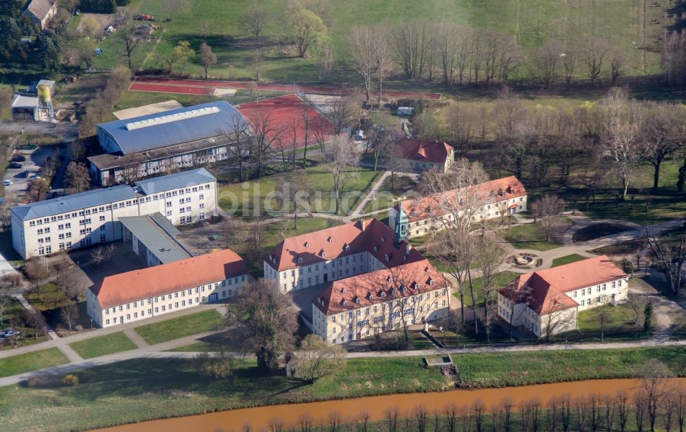 Elsterwerda aus der Vogelperspektive: Schulgebäude des Elsterschloss Gymnasiums in Elsterwerda im Bundesland Brandenburg, Deutschland