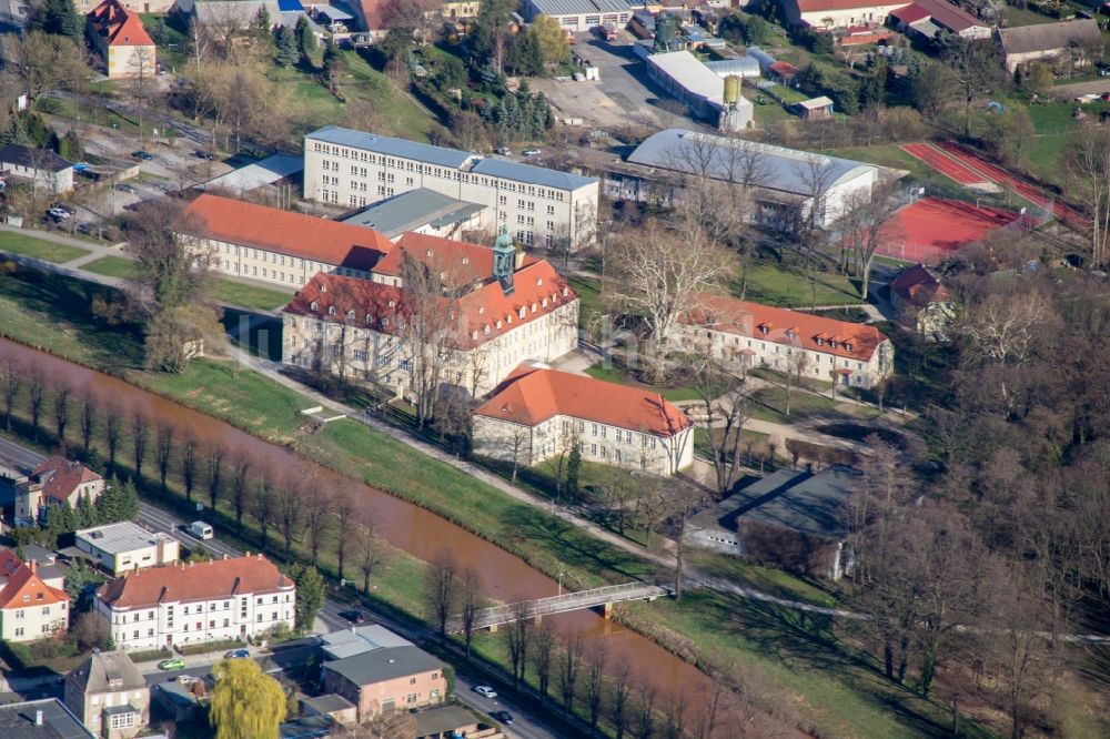 Luftaufnahme Elsterwerda - Schulgebäude des Elsterschloss Gymnasiums in Elsterwerda im Bundesland Brandenburg, Deutschland