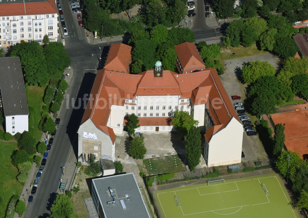 Berlin aus der Vogelperspektive: Schulgebäude der Emanuel-Lasker-Oberschule in der Modersohnstraße in Berlin, Deutschland