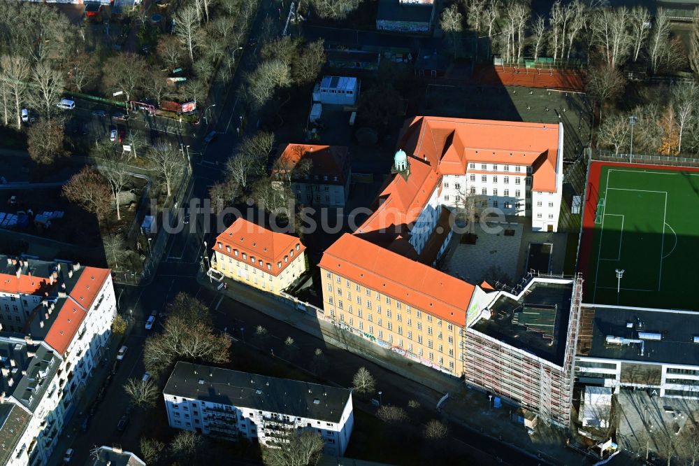 Luftaufnahme Berlin - Schulgebäude der Emanuel-Lasker-Oberschule in der Modersohnstraße in Berlin, Deutschland