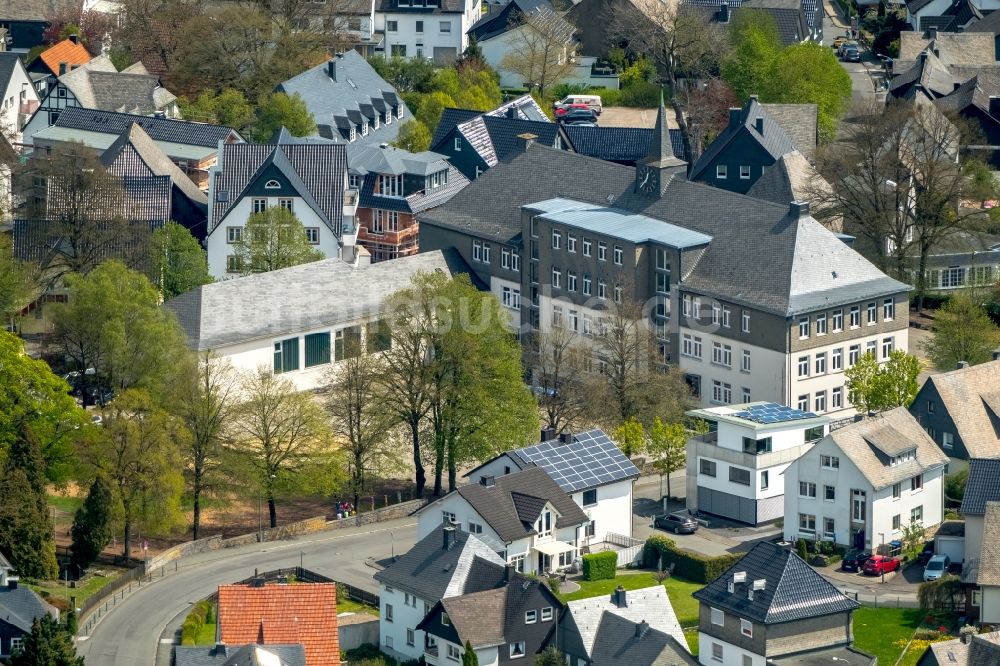 Brilon von oben - Schulgebäude der St.-Engelbert-Grundschule in Brilon im Bundesland Nordrhein-Westfalen, Deutschland