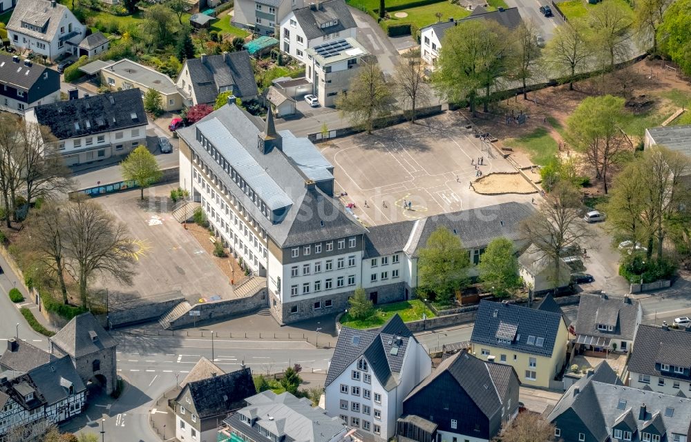 Luftaufnahme Brilon - Schulgebäude der St.-Engelbert-Grundschule in Brilon im Bundesland Nordrhein-Westfalen, Deutschland