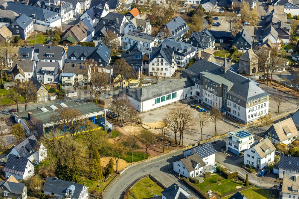 Luftaufnahme Brilon - Schulgebäude der St.-Engelbert-Grundschule in Brilon im Bundesland Nordrhein-Westfalen, Deutschland